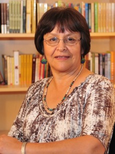 Photo Professor Kartchner in front of a bookshelf